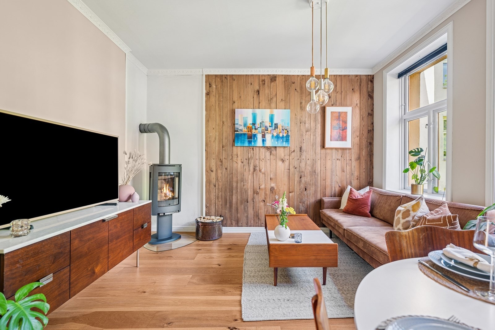 I stuen er det klassiske detaljer som stukkatur i himlingen, store vinduer med brede karmer og en koselig peis som skaper en varm og innbydende atmosfære. Galleribilde