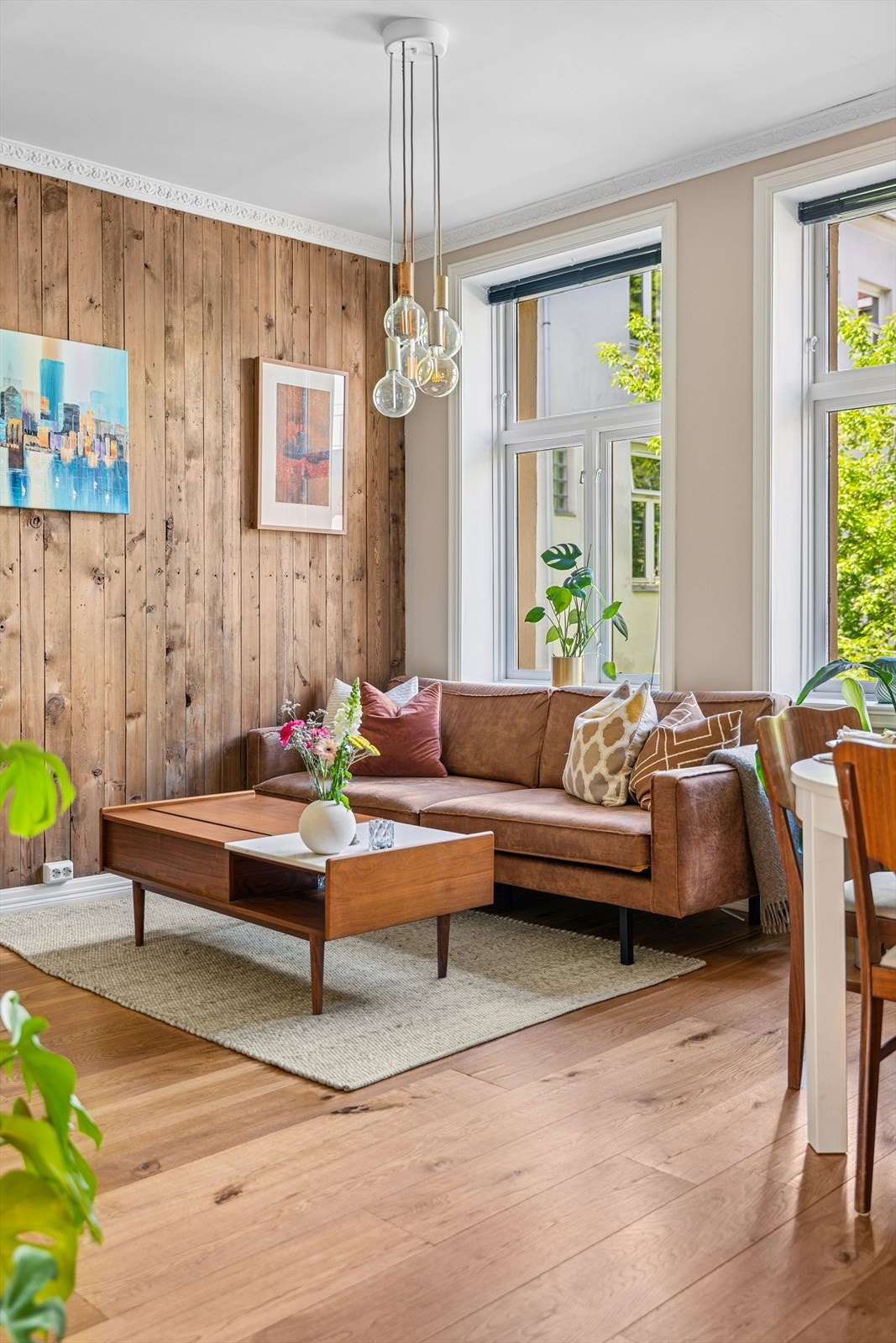 Leiligheten vender ut mot en rolig bakgård på begge sider, noe som gir en sjelden stillhet midt i byen. Galleribilde