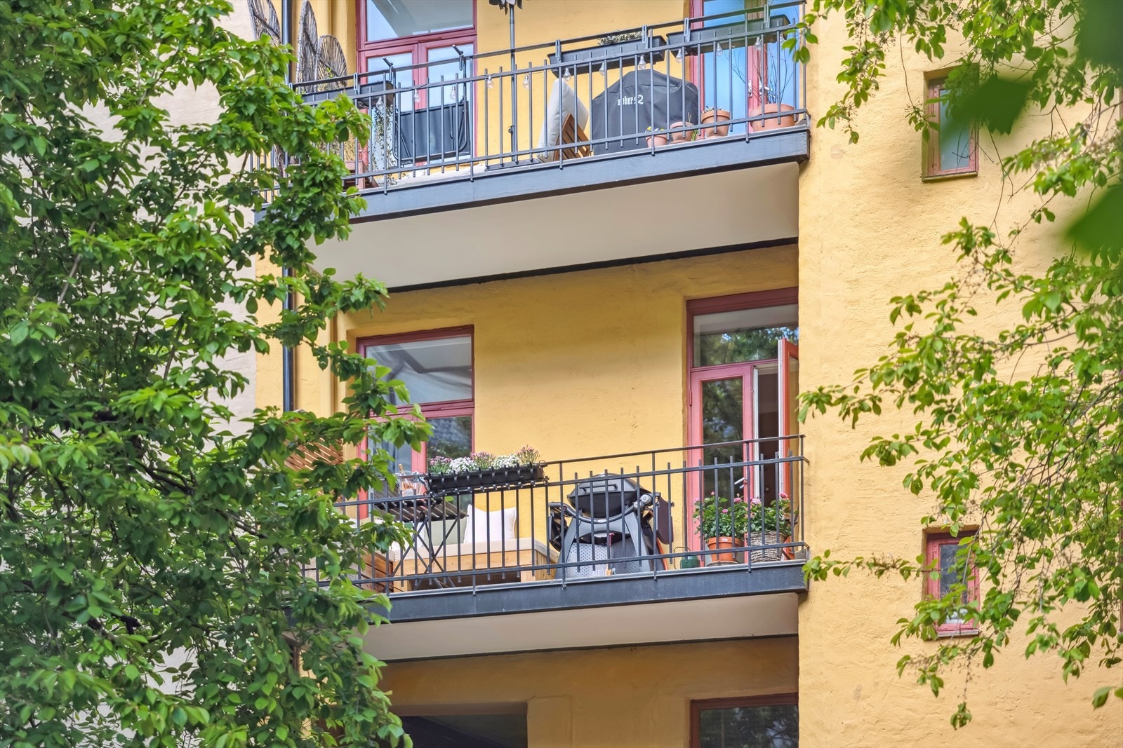 Leiligheten har en sydvendt balkong på 6,6 m², med utsyn over det grønne gårdsrommet. Galleribilde