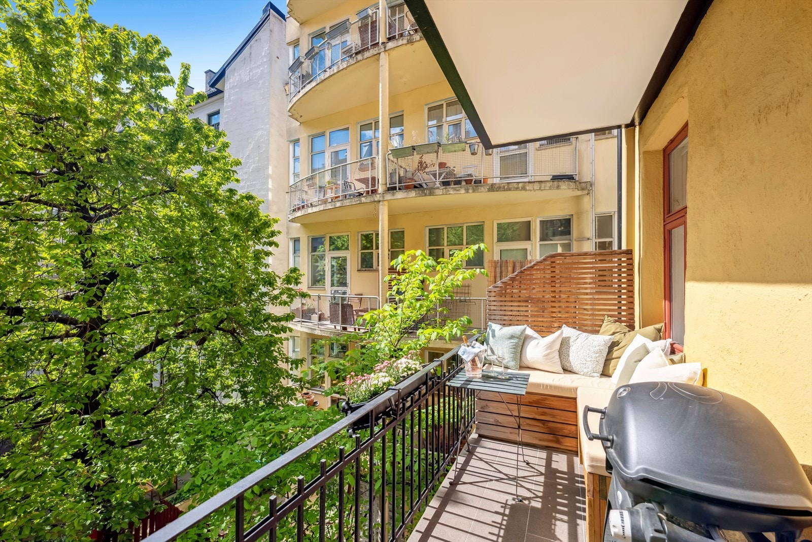 Solrik balkong som vender ut mot indre gårdsrom. Her er det god plass til utemøblement, grill og beplantning. Galleribilde