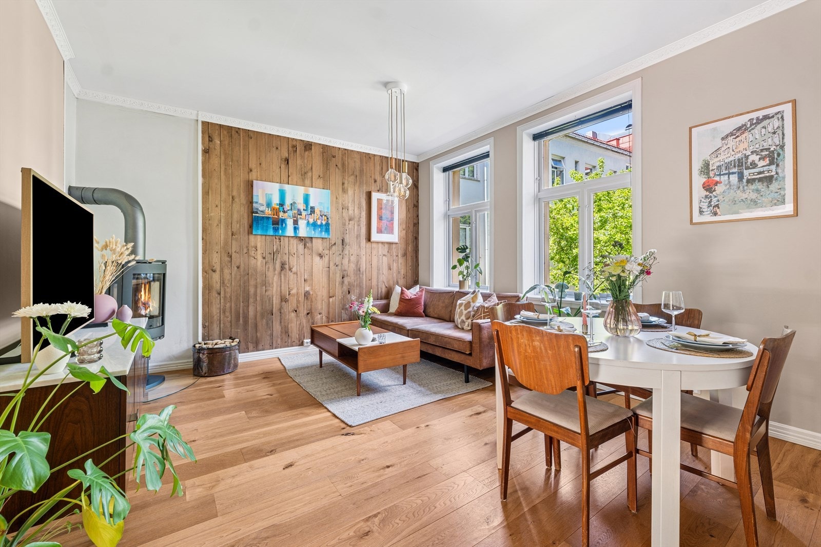 Dette er en lys og gjennomgående 3-roms leilighet med en solrik balkong, beliggende på "beste" Grünerløkka. Galleribilde