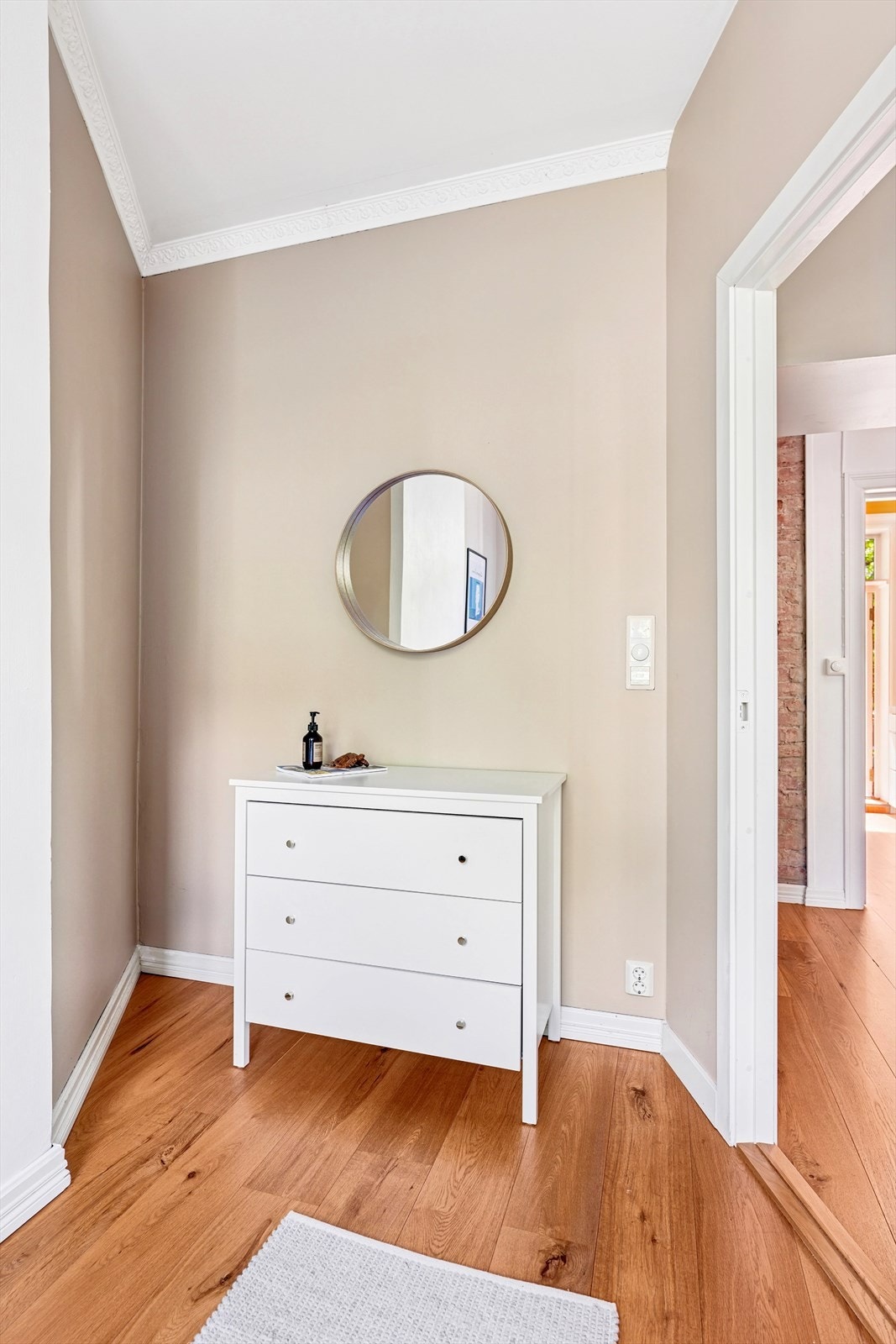 I hjørnet er det plass til garderobe- eller hjemmekontorløsning. Galleribilde