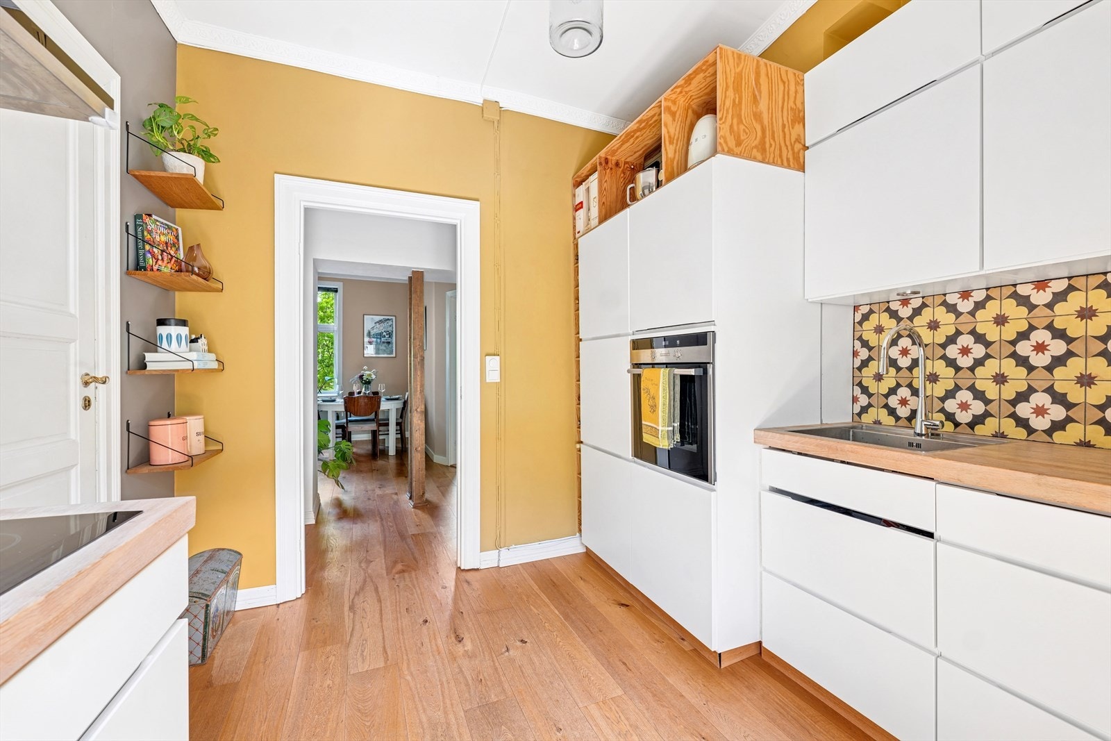 Kjøkkenet inneholder integrerte hvitevarer som medfølger; platetopp, komfyr, kjøl- og fryseskap og oppvaskmaskin. Galleribilde