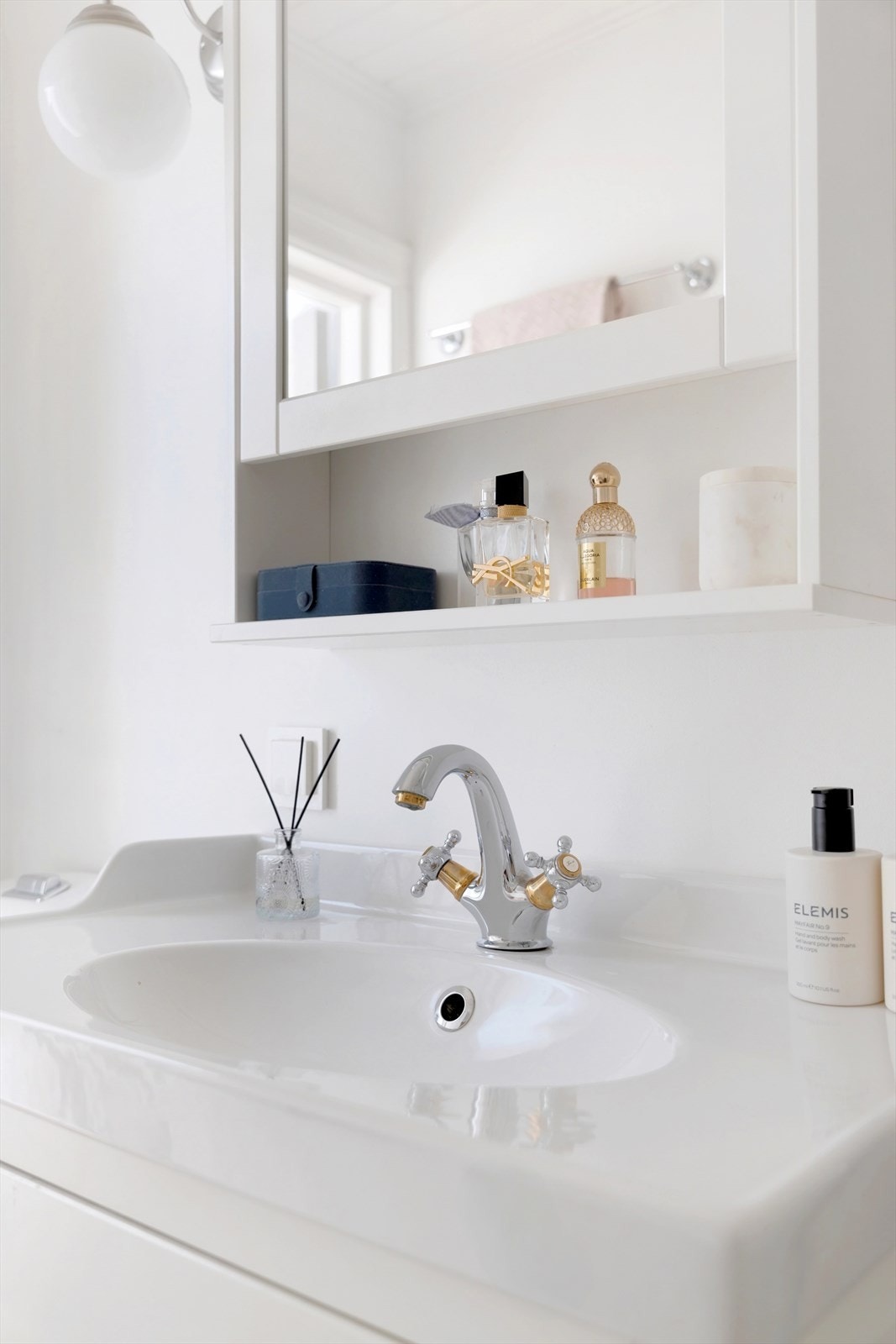 Badet ble pusset opp i 2016 og består av toalett, dusj, servant og servantskap. Det er montert opplegg for vaskemaskin i praktisk vaskenisje. Galleribilde