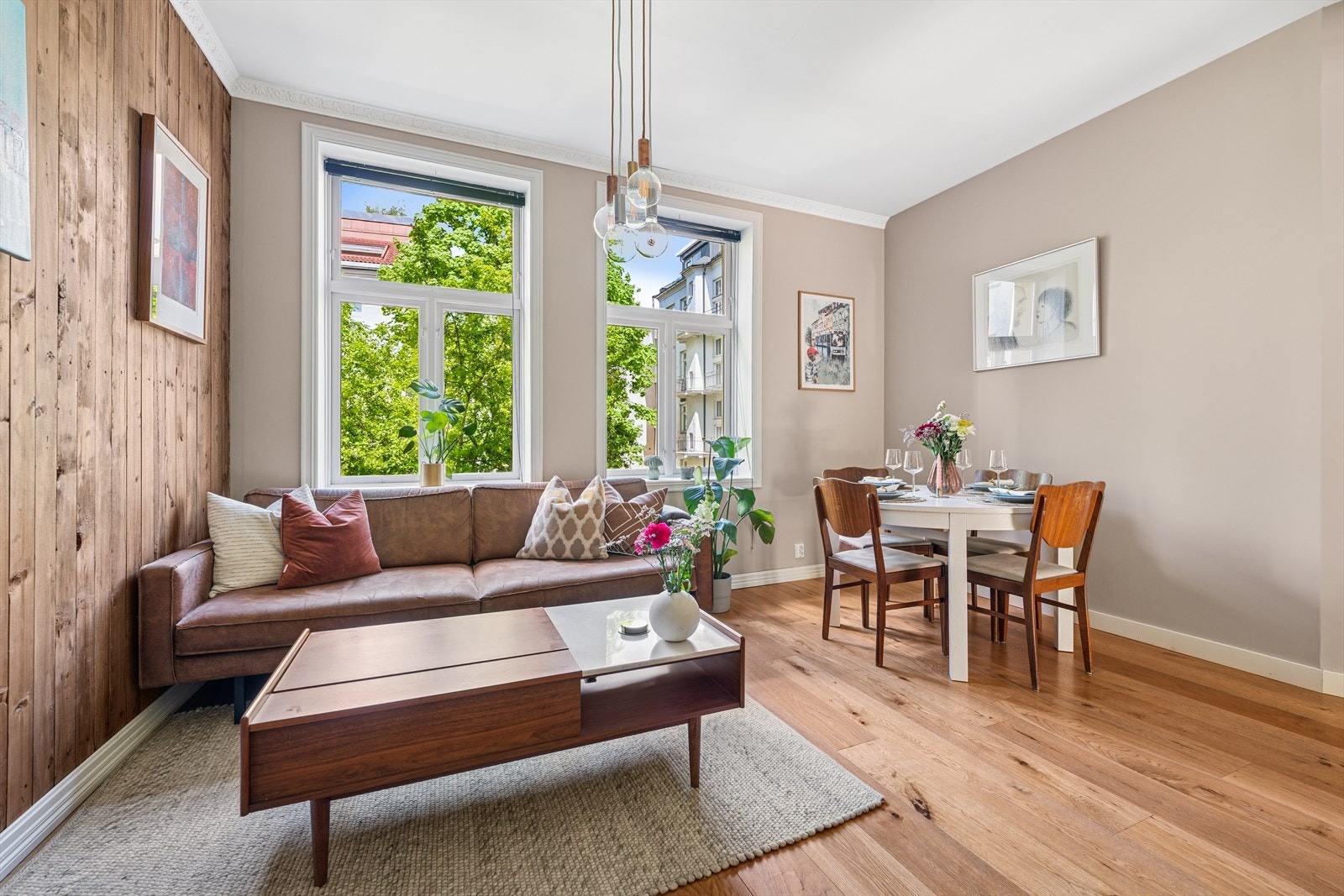 Panelveggen gir en fin kontrast til de ellers lysmalte overflatene. Vegger, dører og lister er malt i perioden 2021-2025. Galleribilde