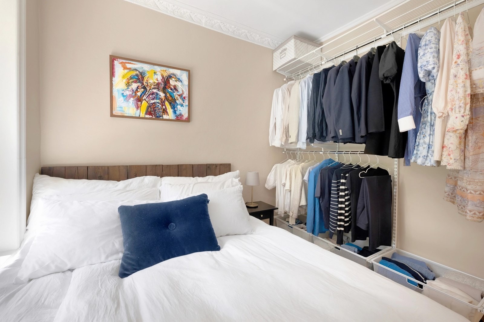 Leiligheten har en barnevennlig planløsning med godt med oppbevaringsmuligheter. Det medfølger tre boder. Galleribilde