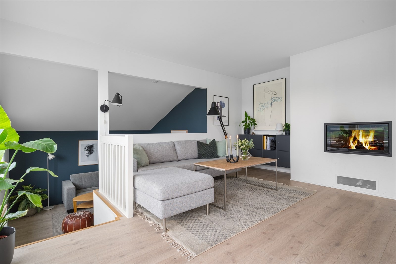 Stuen er todelt, praktisk med egen tv-krok. Galleribilde