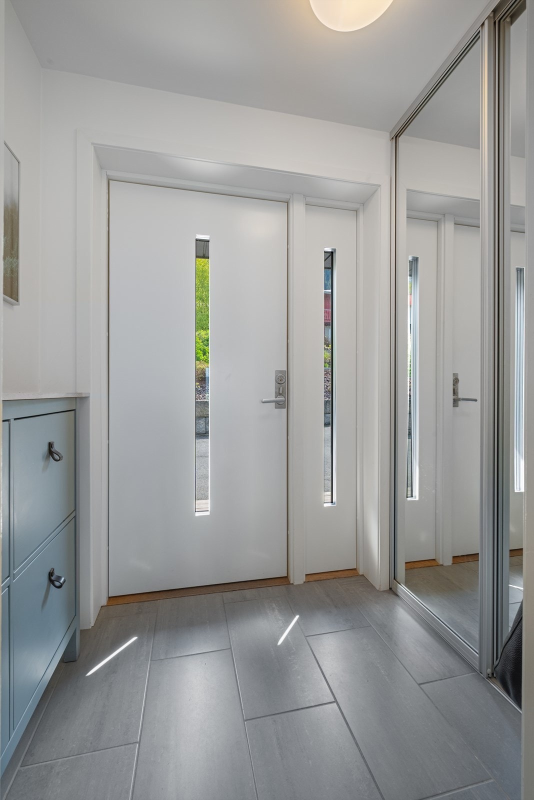 Entré med stor skyvedørsgarderobe for praktisk oppbevaring. Galleribilde