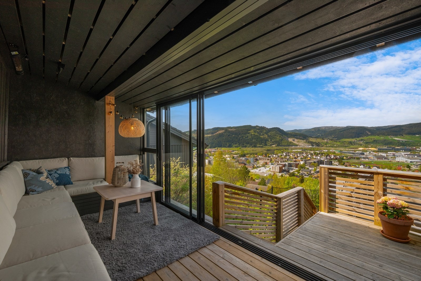 Flott sommerstue/hagestue. Galleribilde