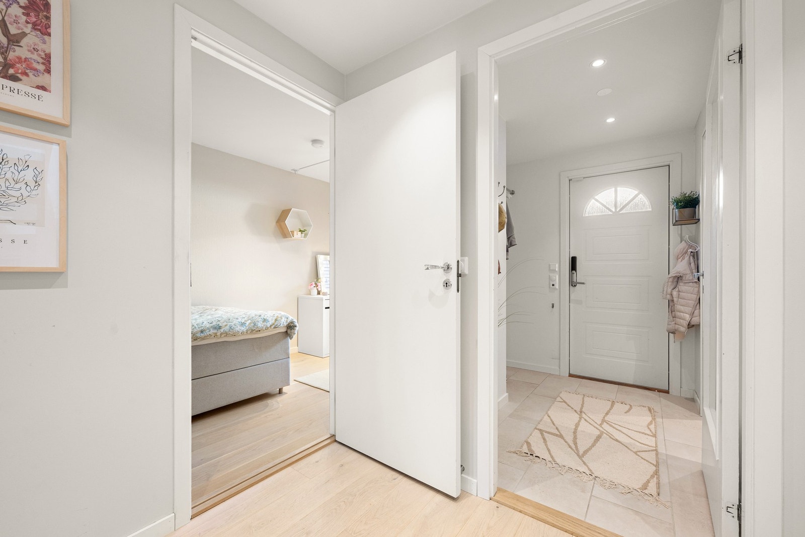 Godt utnyttet underetasje med TV-stue, bad, to soverom og praktiske oppbevaringsmuligheter. Galleribilde