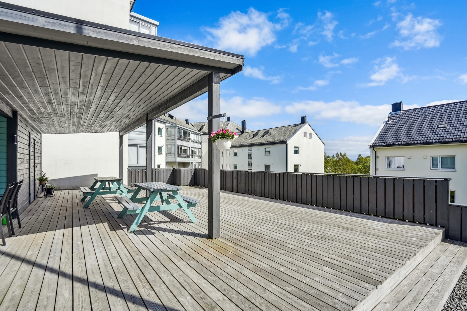 En overbygd fellesterrasse, perfekt for hyggelige sammenkomster med venner og bekjente. Galleribilde