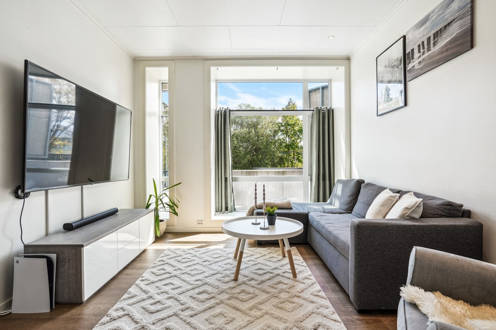 EIE eiendomsmegling har gleden av å presentere Borgundvegen 289 E! En pen og praktisk andelsleilighet med sentral beliggenhet i Borgundvegen ved Haugaplassen - kun ca. 4 km øst for Ålesund sentrum. Galleribilde