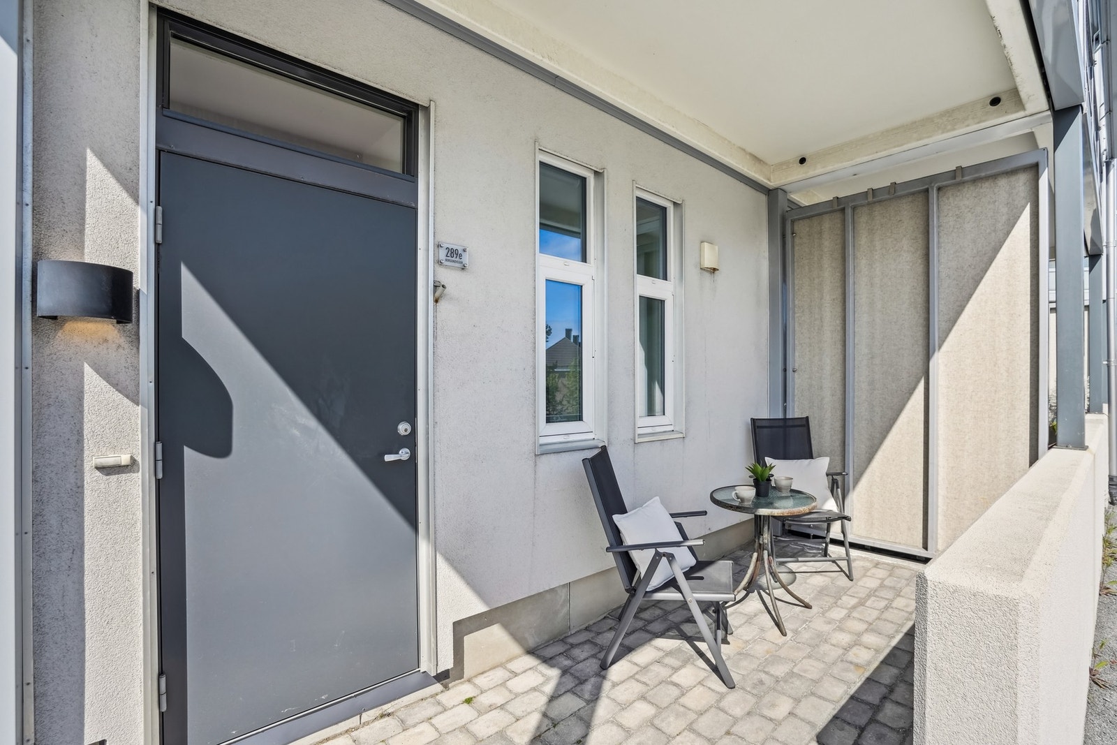 Terrasse på ca. 14 m². God plass til utemøbler. Galleribilde