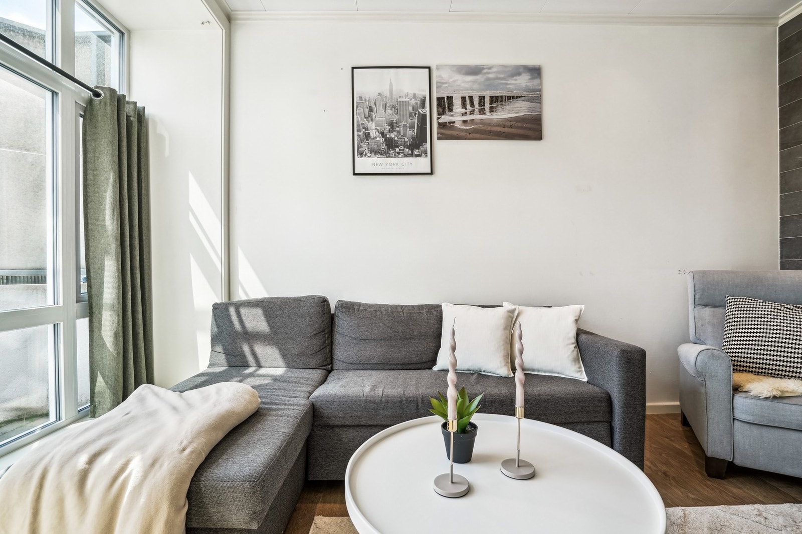 Leiligheten inneholder entré, bad, kjøkken, stue, soverom og bod. Det følger også med en ekstra bod til andelen, som ligger på loftet. Terrasse rett utenfor inngangsdøra. Galleribilde