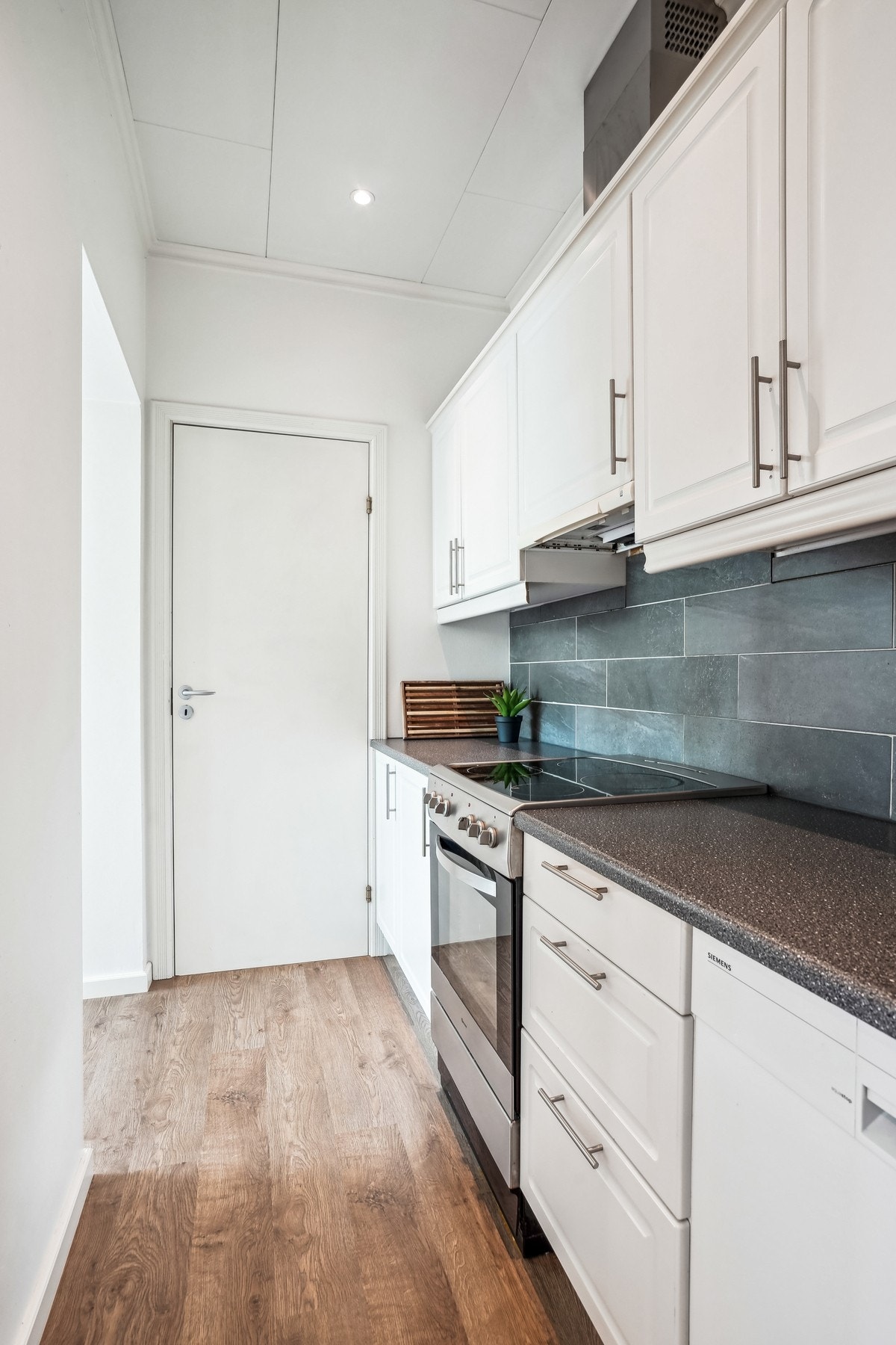 Ved siden av kjøkkenet er det en bod som brukes som walk-in-closet. Den er ikke avbildet i annonsen. Galleribilde