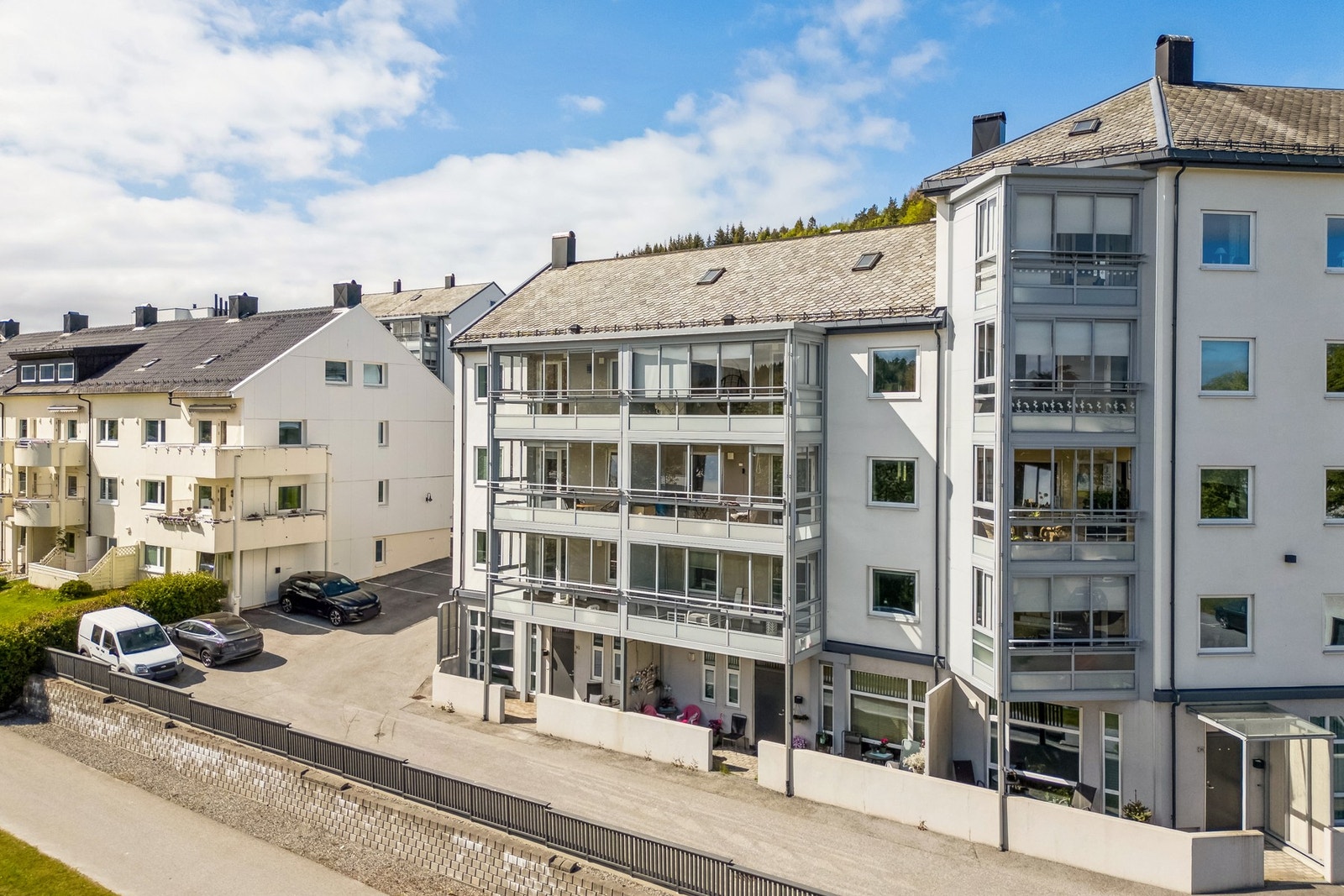Fra leiligheten er det kort avstand til dagligvarehandel, blant annet Spar i Larsgården og Joker Kolvikbakken. Det er også kort vei til Fagerlia videregående skole, NTNU og NMK. Galleribilde