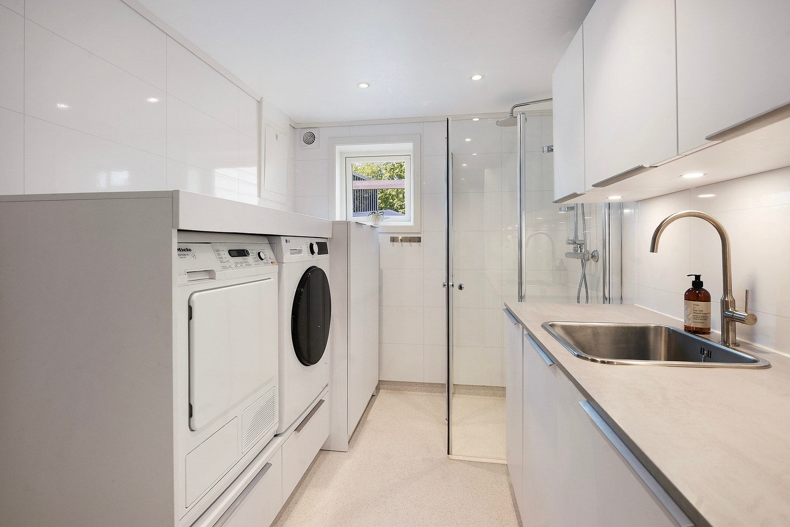 Nytt bad i 2021 med møbler fra Shmidt. Dusjhjørne, servant og opplegg for vaskemaskin og tørketrommel Galleribilde