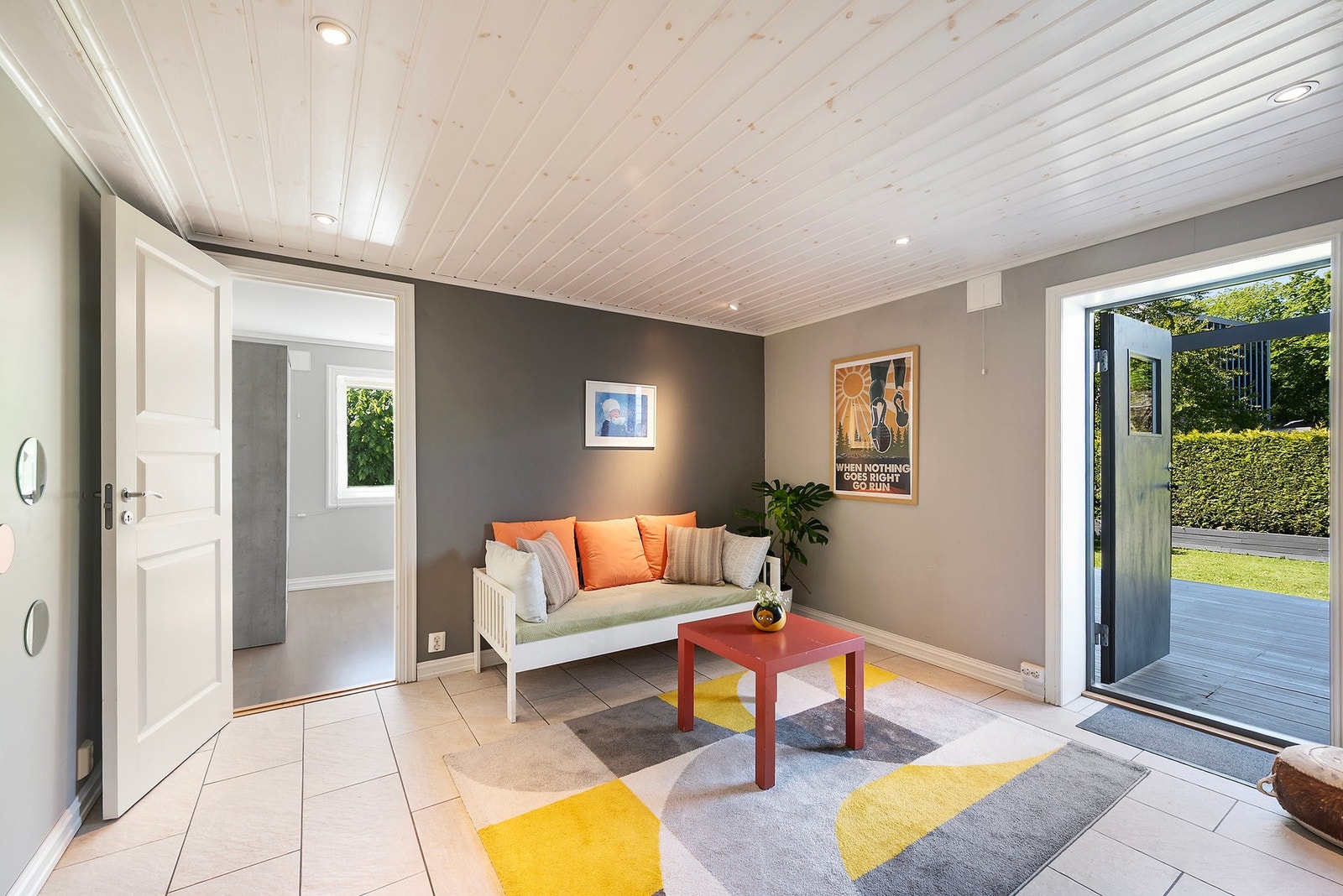 Herfar er det utgang til en fin terrasse og en frodig hage. Galleribilde