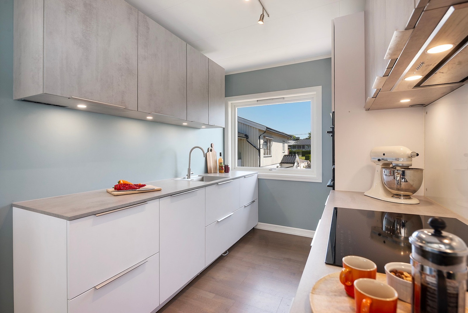 Det er kjøl/fryseskap, oppvaskmaskin, induksjonstopp, micro og stekeovn Galleribilde