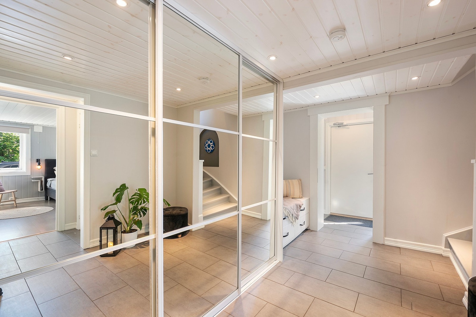 Fin og stor gang med masse oppbevarings muligheter Galleribilde