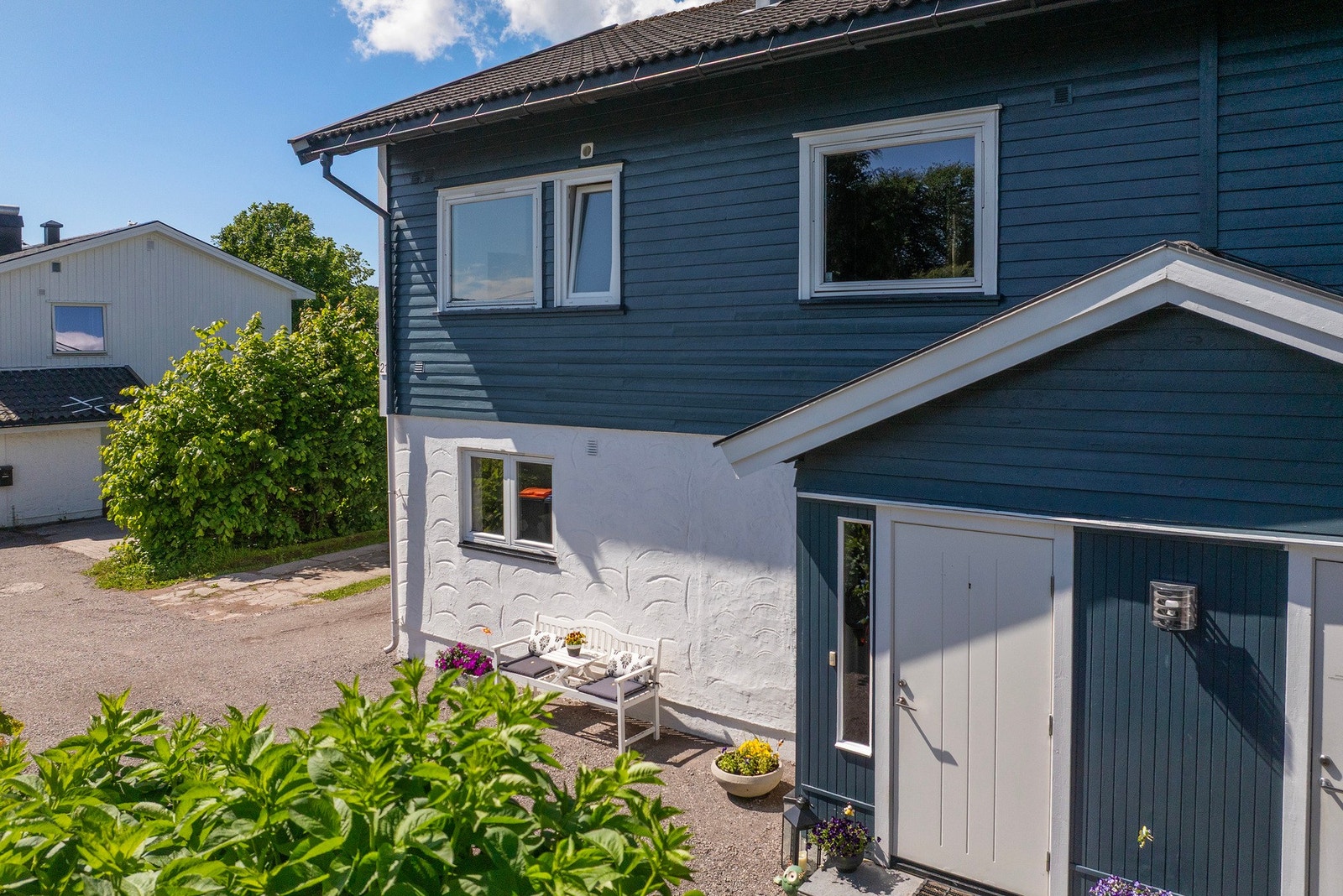 Det er godt med parkering. Her kan det stå opptill 4 biler. Galleribilde