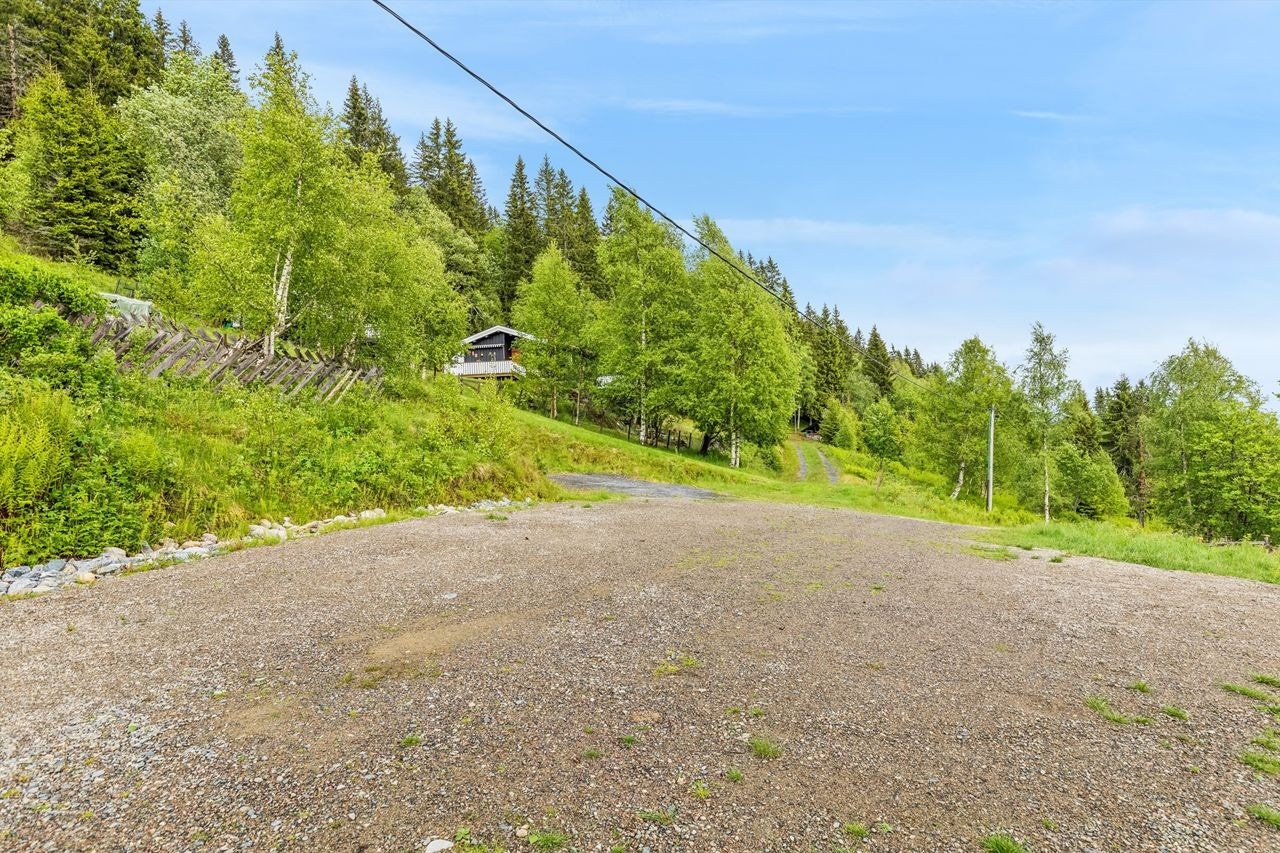 Biloppstillingsplass rett nedenfor hytta. Galleribilde
