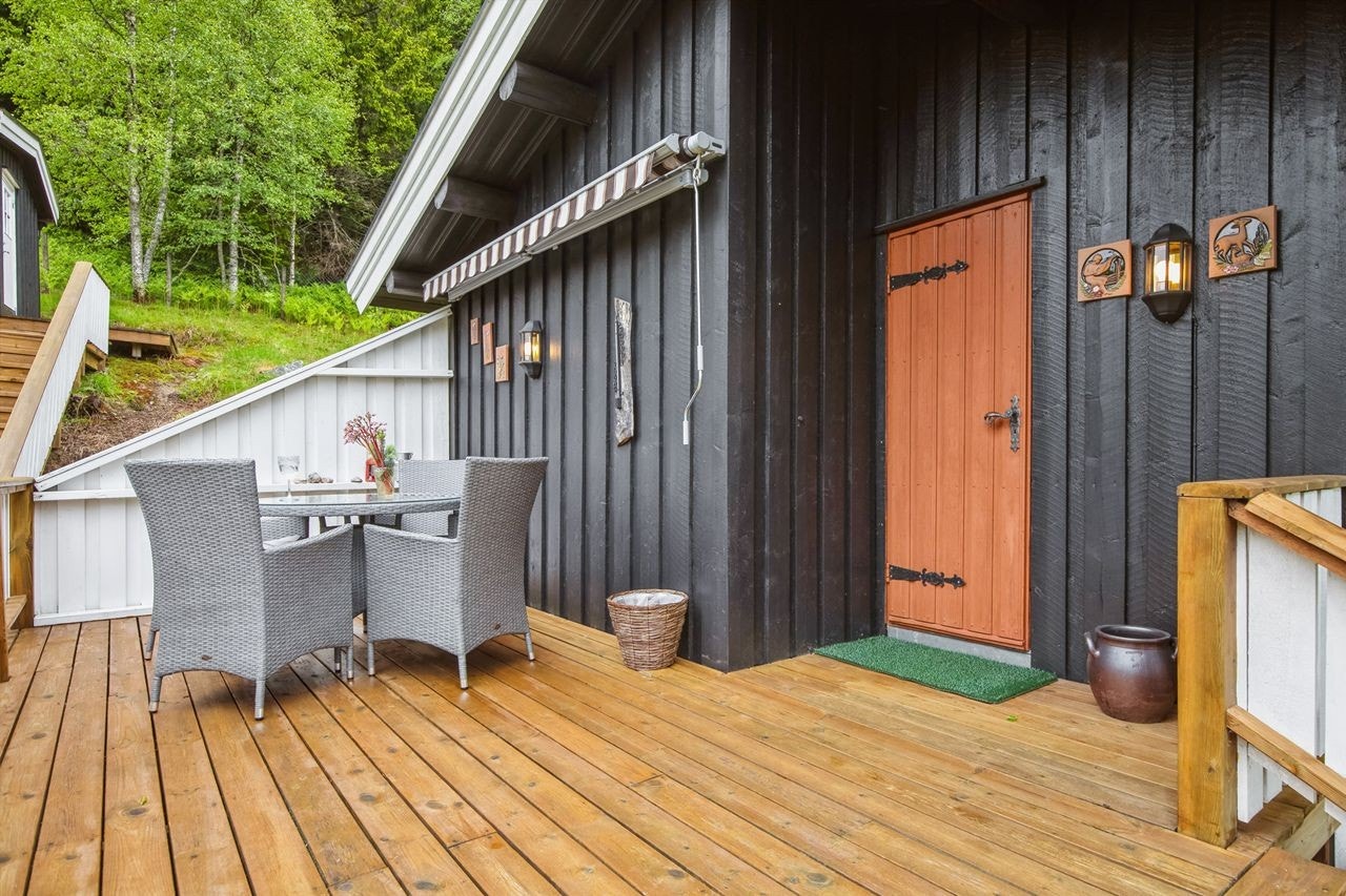 Vest- og sørvendt terrasse på 15 m2 i forbindelse med inngangspartiet. Galleribilde