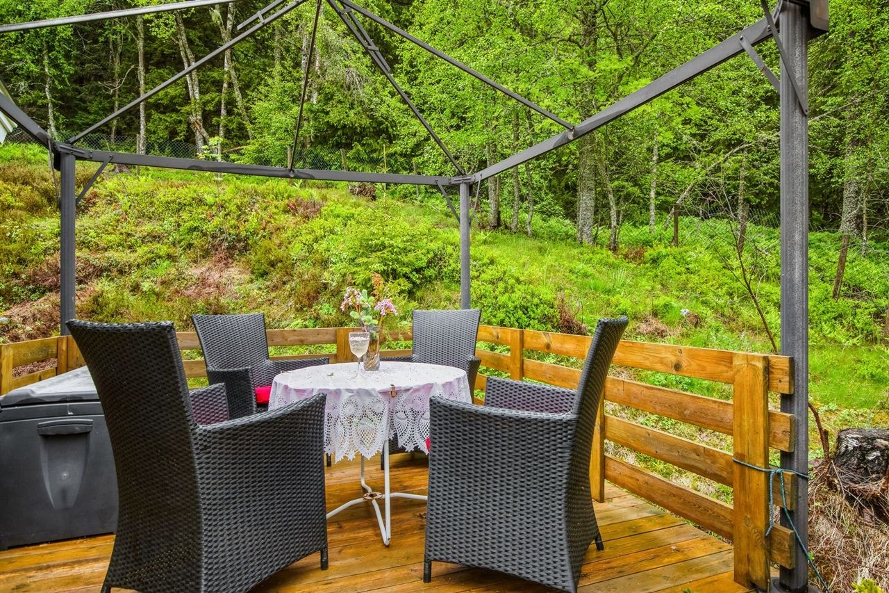 Østvendt uteplass ved gavl - fint å nyte frokosten her! Galleribilde