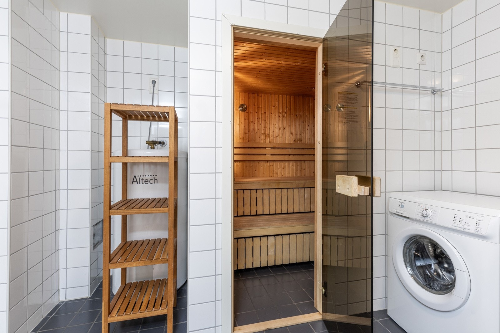 Baderommet er romslig med plass til vaskemaskin. Galleribilde