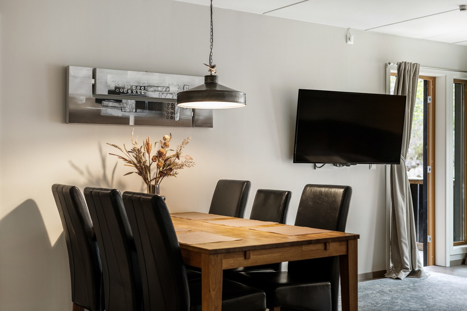 I stuen er det plass til større spisegruppe hvor du kan invitere venner og familie. Galleribilde