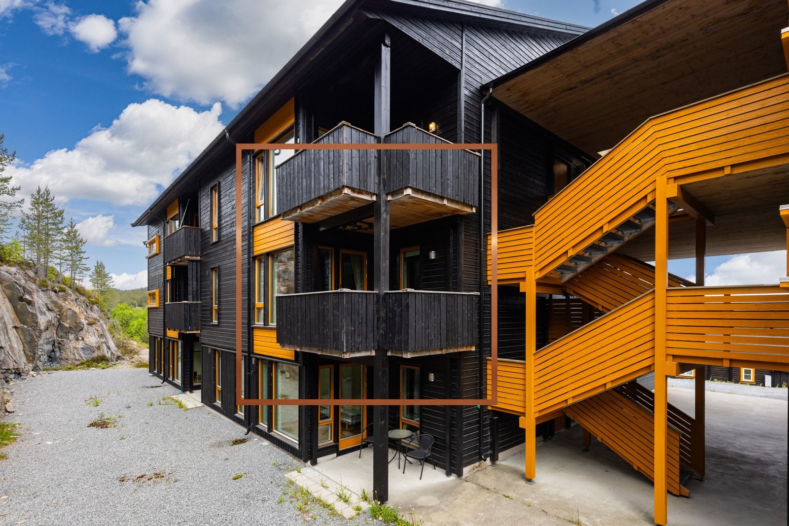 Enkel adkomst - få trappetrinn opp til leilighetplan. Galleribilde