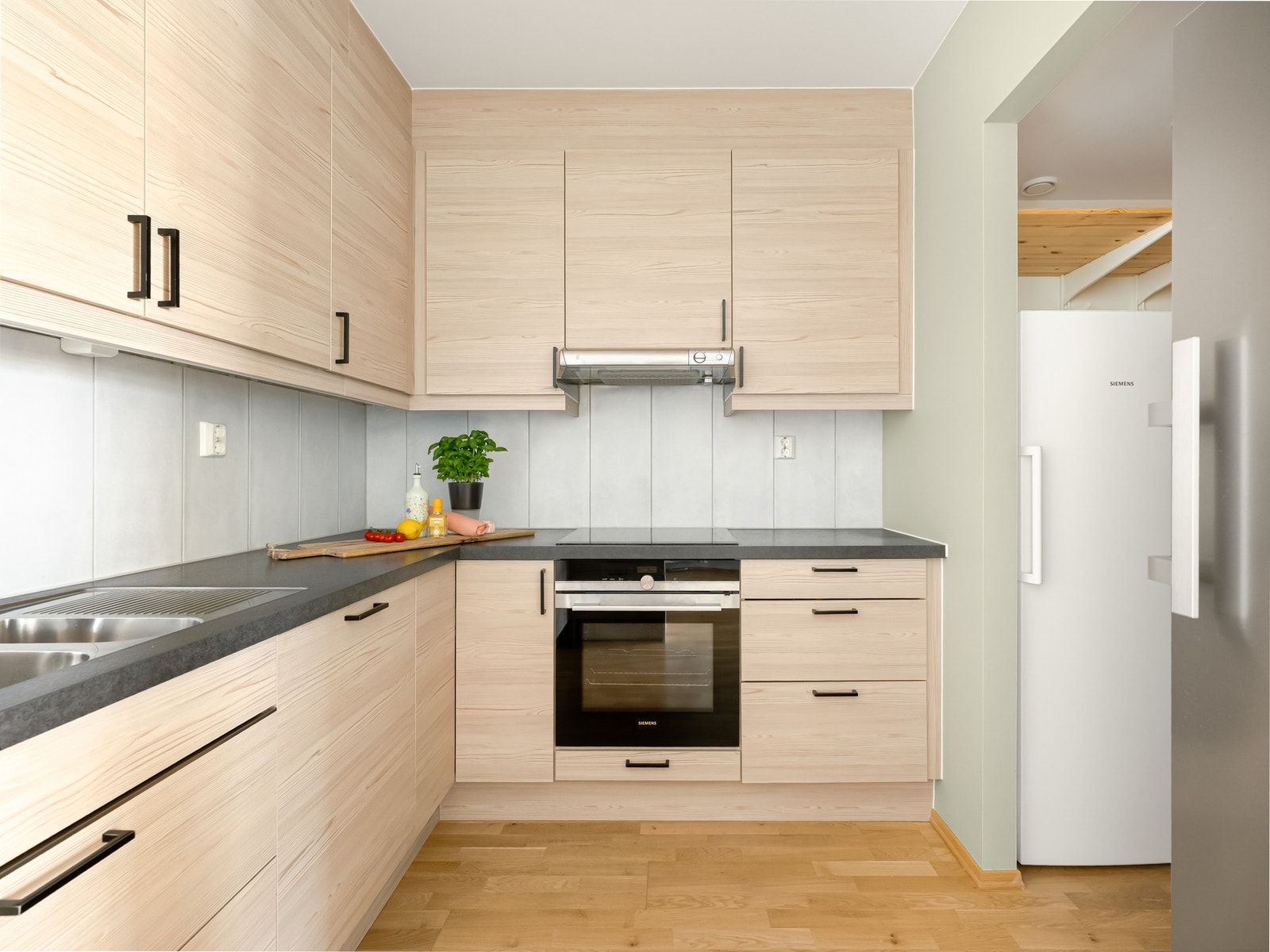 Kjøkkenet er både praktisk og pent med mengder av skap- og benkeplass. Benkeplater er i laminat. Galleribilde