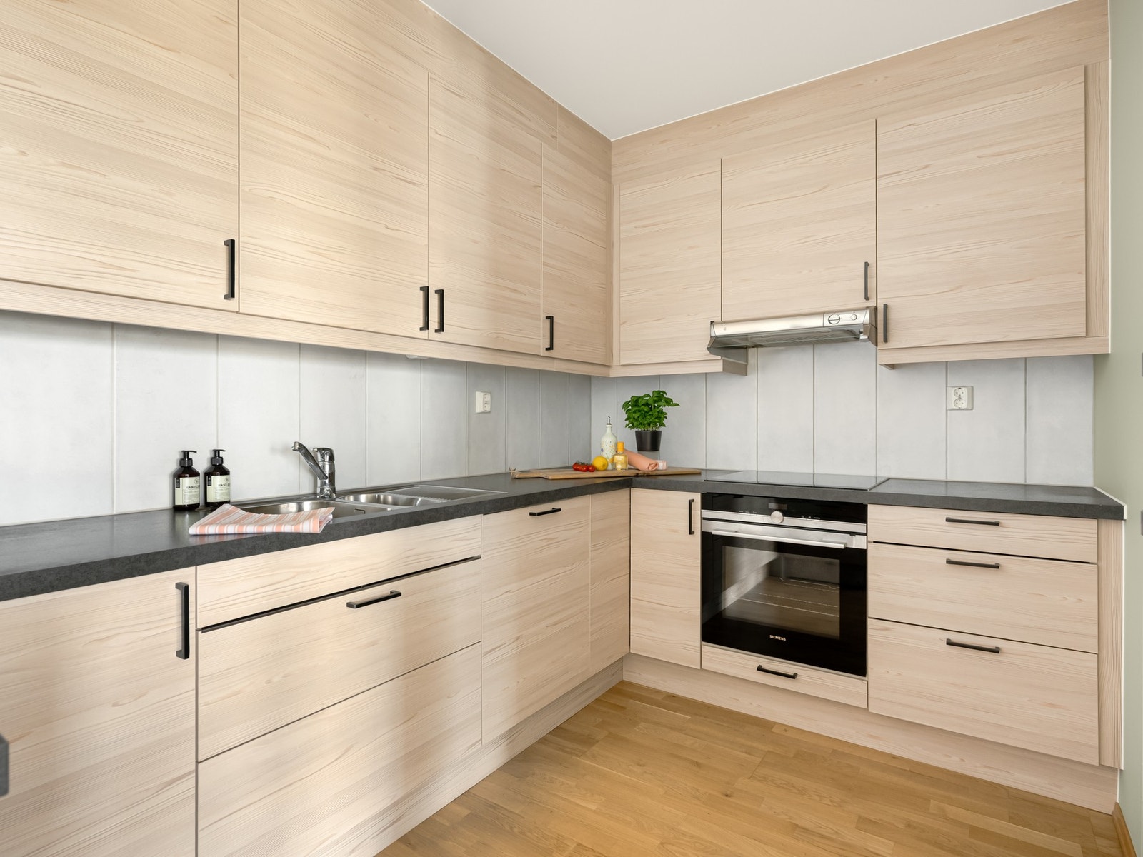 Kjøkkenet er originalt fra boligens ferdigstilling i 2017. Galleribilde