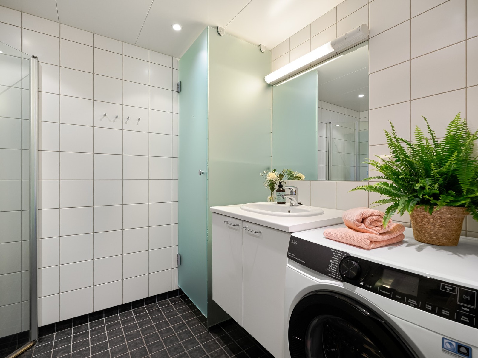 Det er innredet med dusjhjørne, servant med skapinnredning, samt plass og opplegg til vaskemaskin. Galleribilde