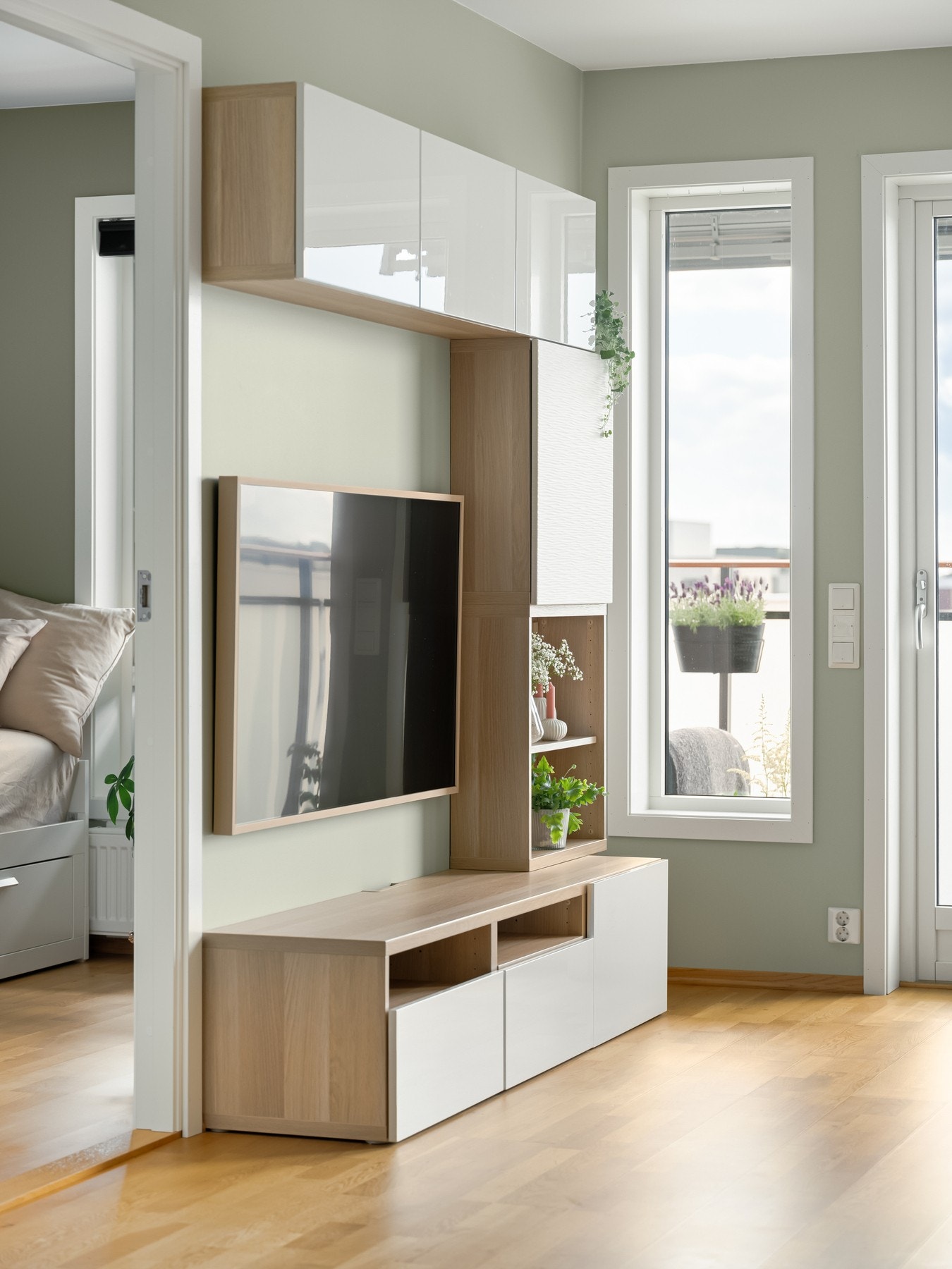 På TV-veggen er det praktisk underholdningssenter med skap og hyller. Skap og hyller følger med i salget. Galleribilde