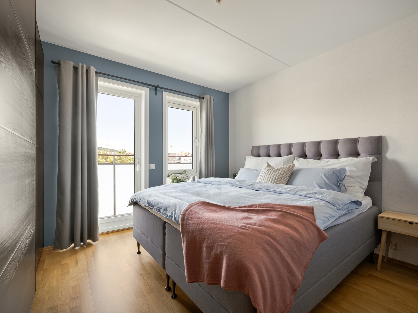 Hovedsoverommet er det største, med god plass til dobbeltseng og nattbord. Galleribilde