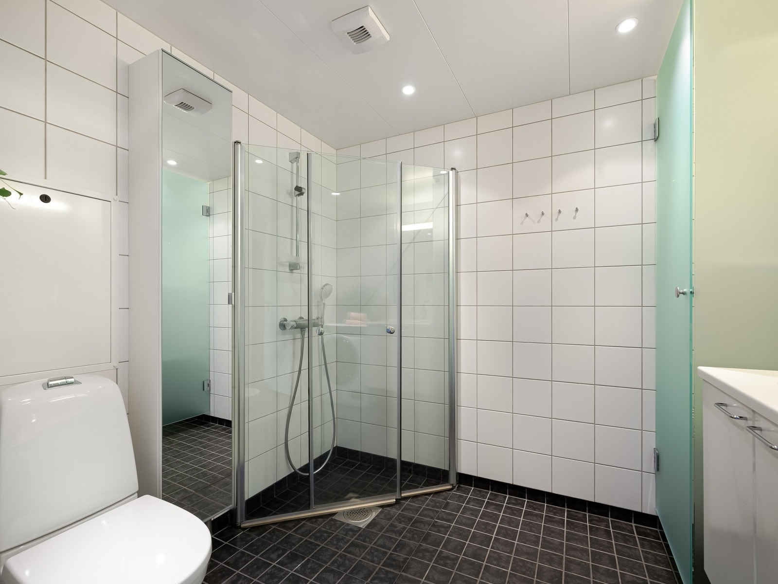 Badet var i likhet med leiligheten helt nytt i 2017. Galleribilde