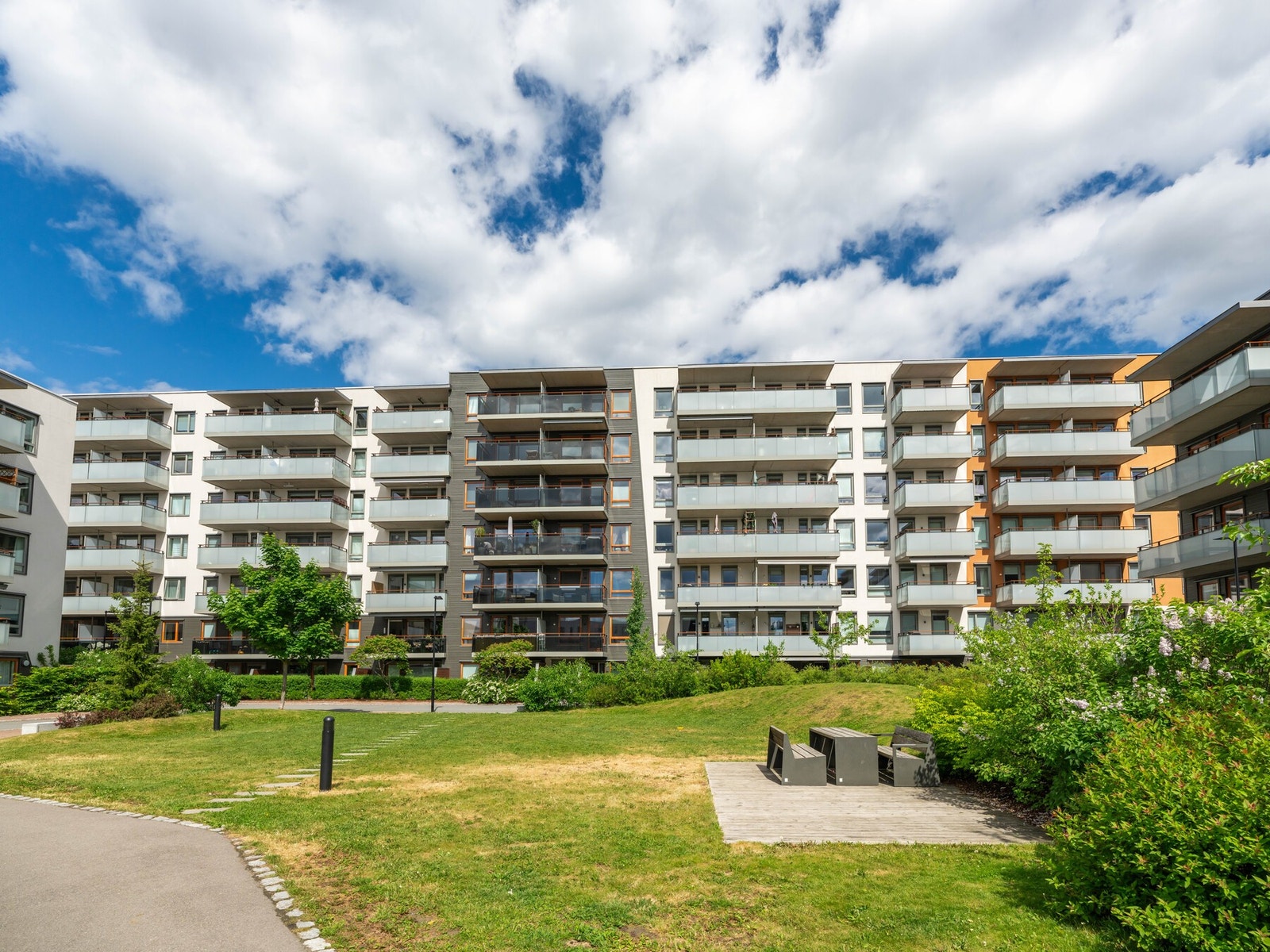 Nå er vi ute i bakgården, som praktisk talt er et parkanlegg. Galleribilde