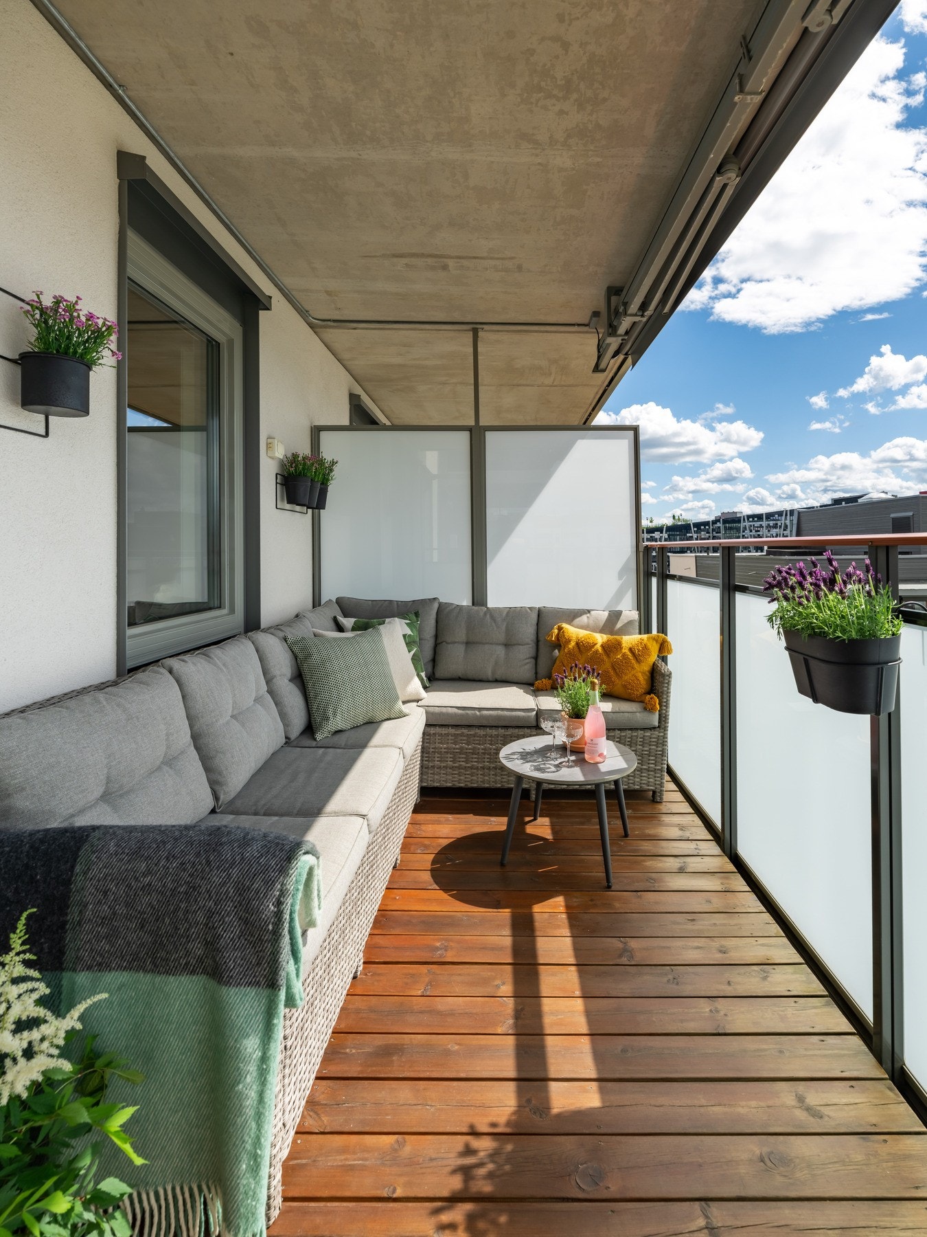 Det er rikelig med plass til utemøblement og grill. Galleribilde