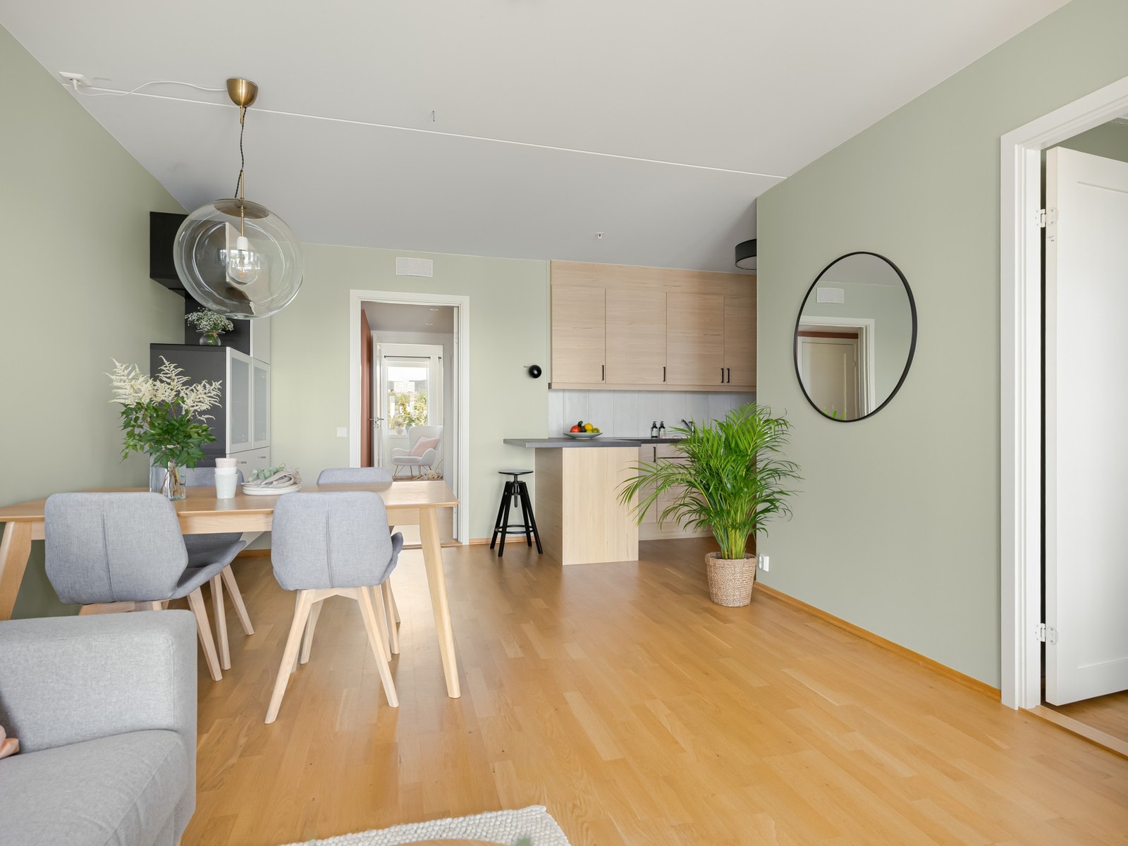 Planløsningen er svært praktisk. Kjøkkenet ligger i en delvis åpen løsning mot stuen. Galleribilde