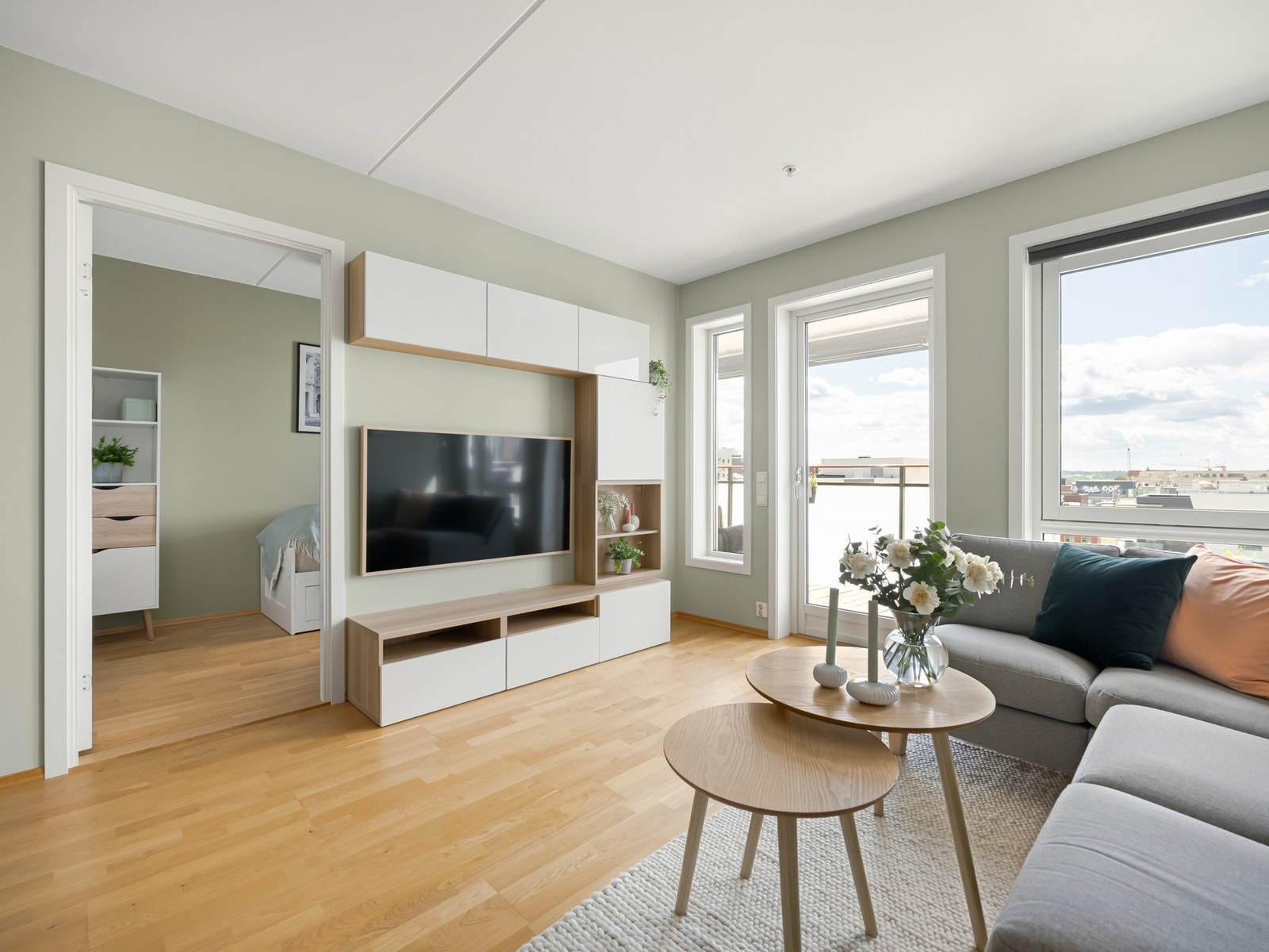 Ved vindusveggen finner den store sofaen sin naturlige plass. Galleribilde