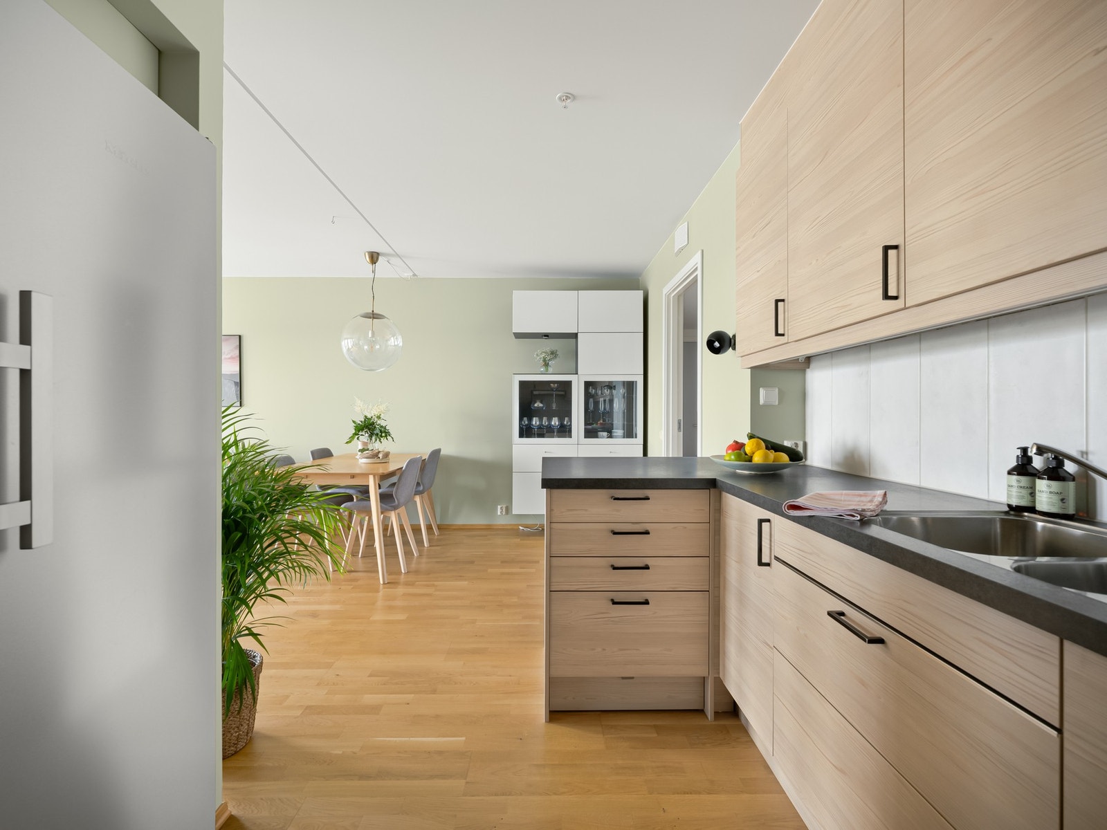 Her får du integrert koketopp, oppvaskmaskin og stekeovn, samt plass til full størrelse, frittstående kjøleskap. Galleribilde