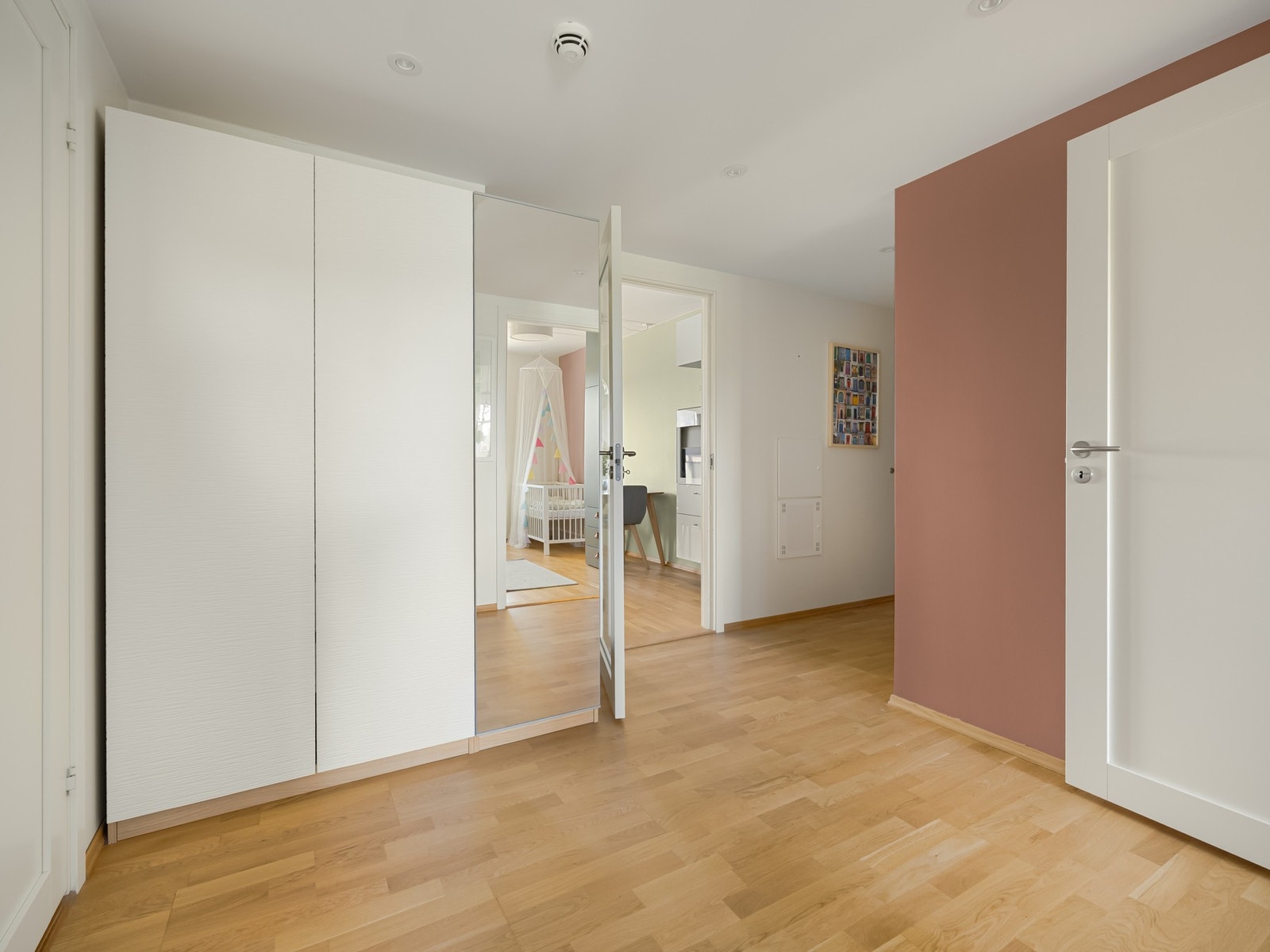 I entreen er det også satt inn større garderobeskap. Praktisk å ha uansett livssituasjon. Galleribilde