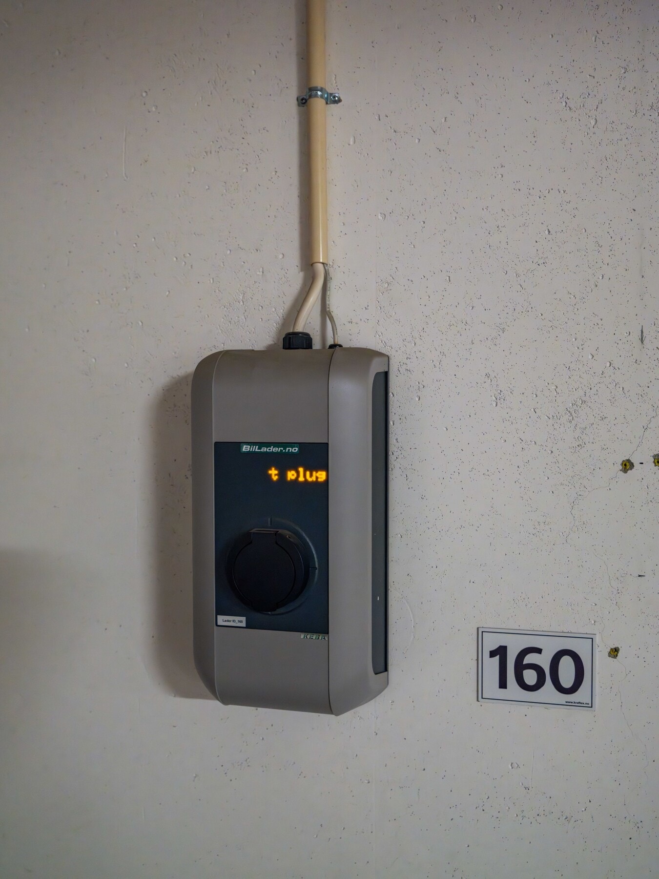 Garasjeplassen følger med på kjøpet. Her er det også montert lader for elbil. Galleribilde