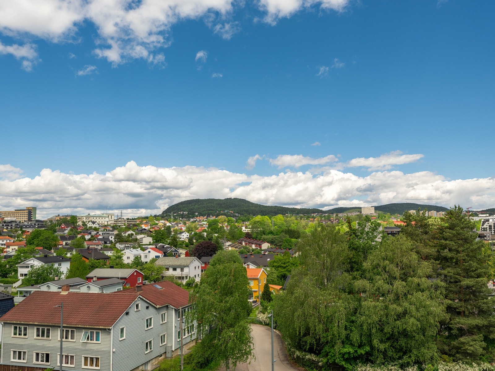 Herfra er det frodig og fritt utsyn over den nærliggende husbebyggelsen. Galleribilde