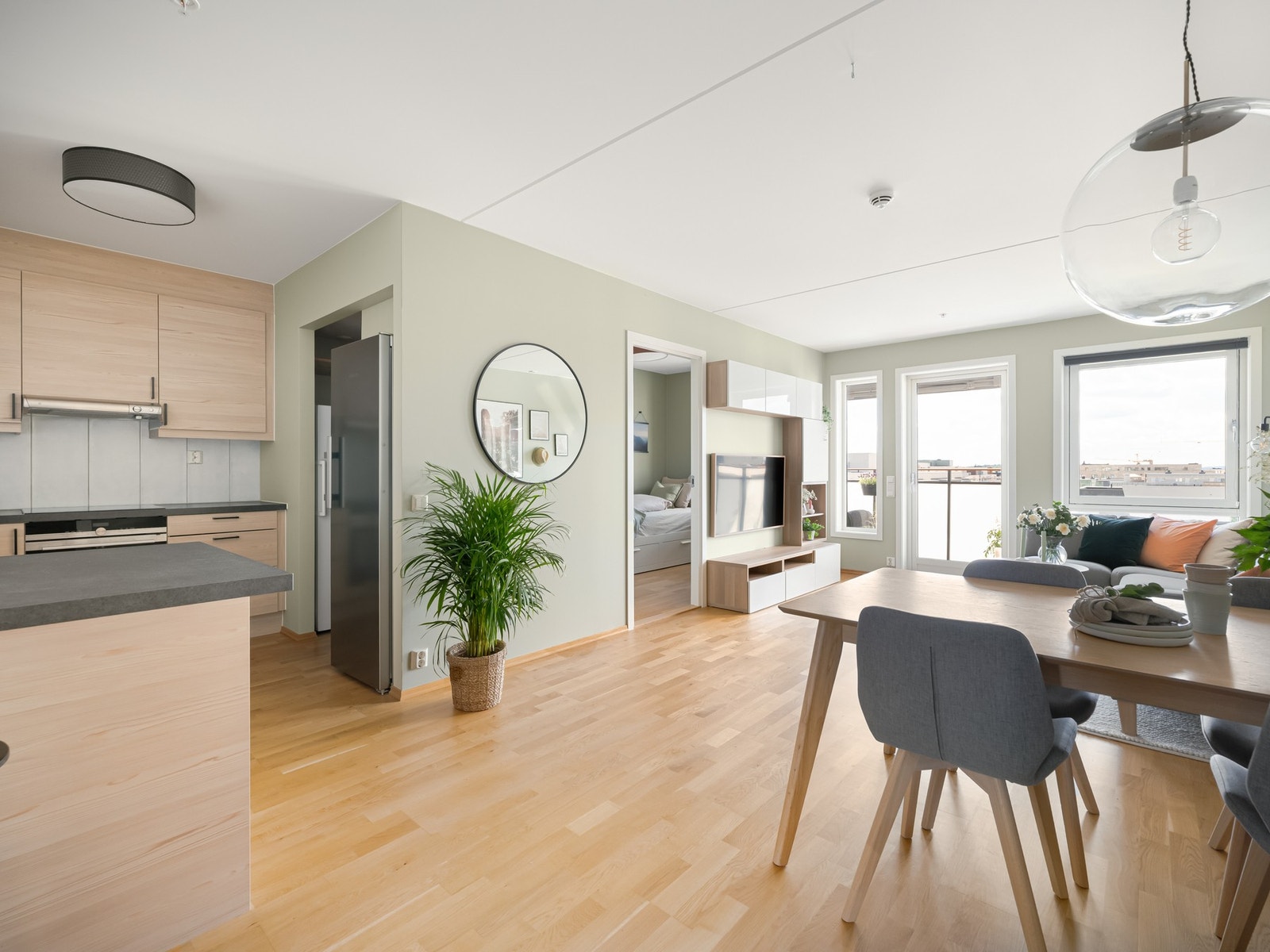 Fra stuen finner vi inngangen til det første av i alt tre soverom. Galleribilde