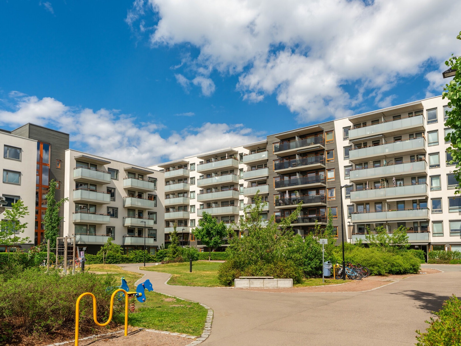 Her er det sittegrupper for store og små, samt lekestativer for de minste. Galleribilde