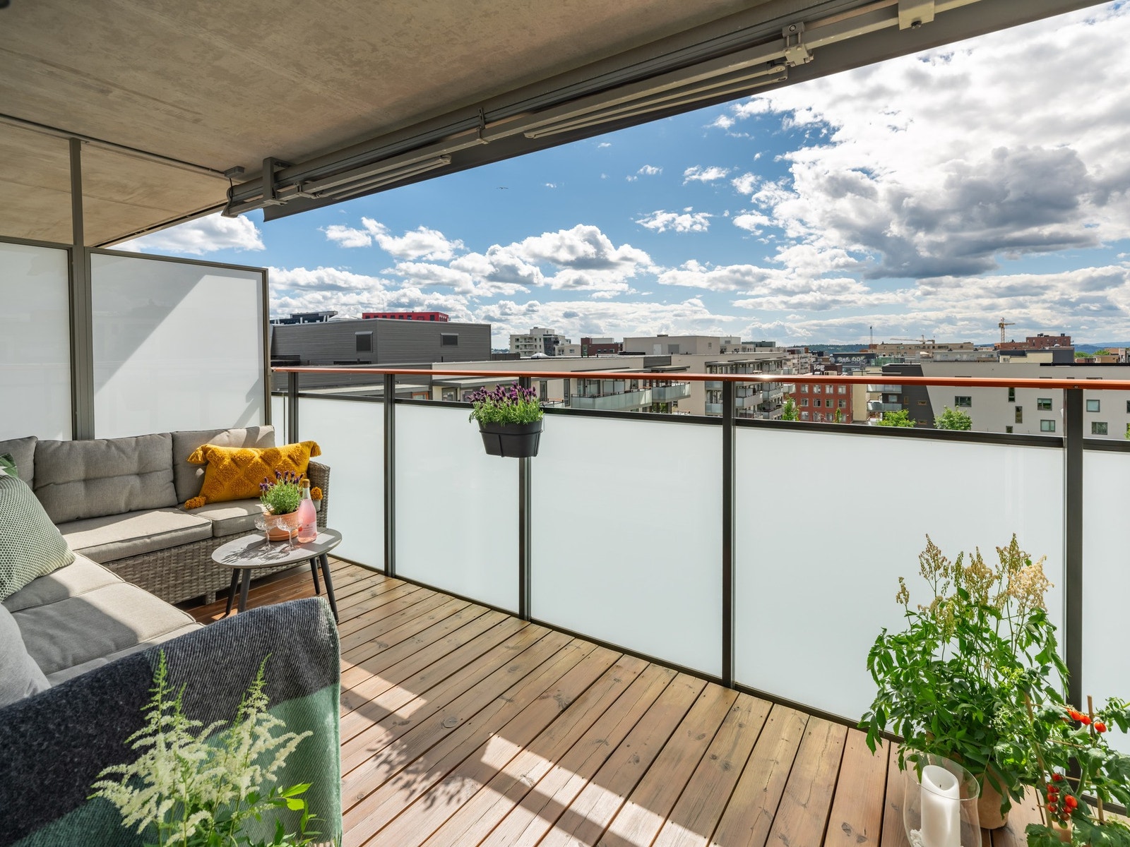 Dette er en gjennomgående og lys 4-roms selveier med god intern beliggenhet i byggets 6. etasje. Det er naturligvis heis i bygget, men du kan også ta trappene om du føler deg sporty. Galleribilde