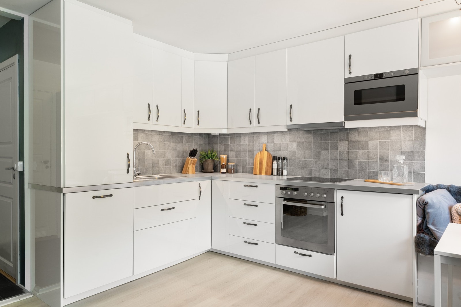 Du finner integrerte hvitevarer som induksjonstopp, kjøleskap, fryseskap, oppvaskmaskin, micro og stekeovn. Galleribilde