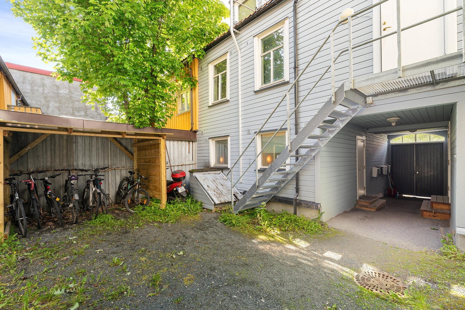 Egen bakgård som disponeres beboere i sameiet. Her finner du sykkelparkering under tak. Galleribilde